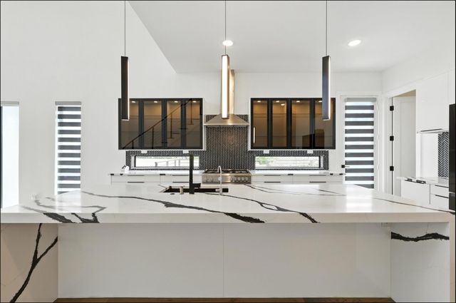 3523 N Versailles Avenue, Dallas, TX 75209
