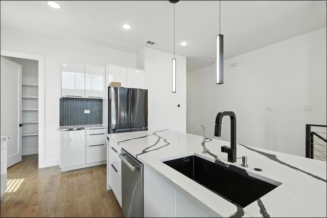 3523 N Versailles Avenue, Dallas, TX 75209