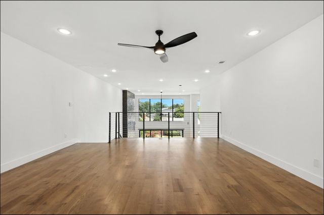 3523 N Versailles Avenue, Dallas, TX 75209