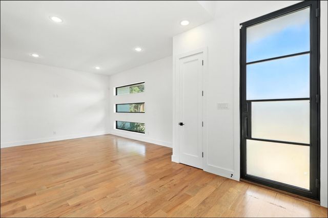 3523 N Versailles Avenue, Dallas, TX 75209