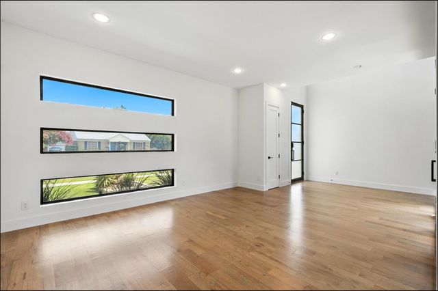 3523 N Versailles Avenue, Dallas, TX 75209