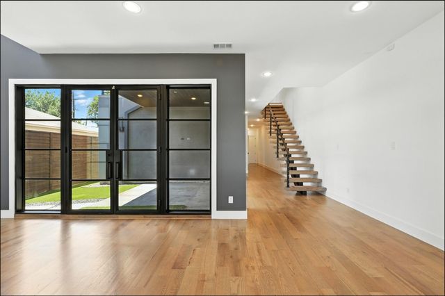 3523 N Versailles Avenue, Dallas, TX 75209
