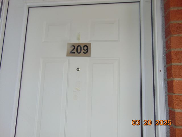 2915 W 13 Mile Road 209, Royal Oak, MI 48073