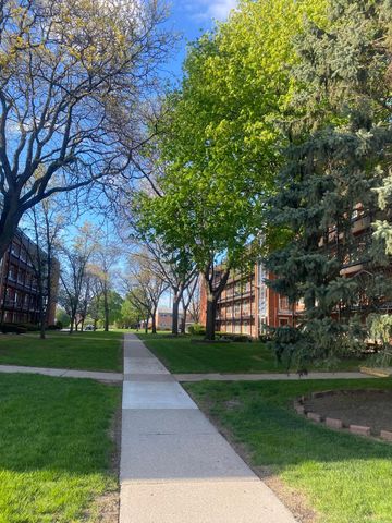 2915 W 13 Mile Road 209, Royal Oak, MI 48073