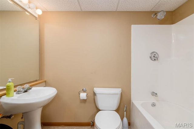 902 Walnut Street, Highland, IL 62249