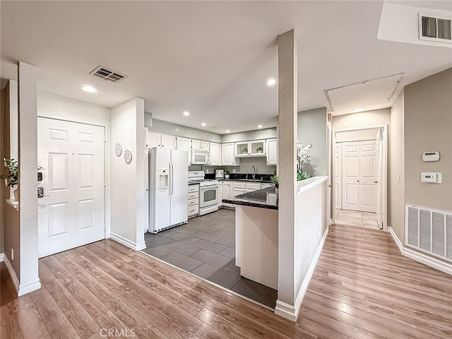 5420 Sylmar Avenue 118, Sherman Oaks, CA 91401