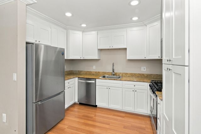 3700 Old Creek Road, Troy, MI 48084