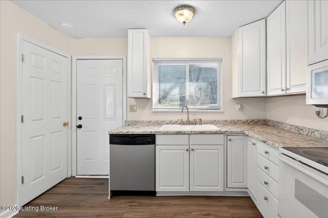 272 Sanna Dr, Louisville, KY 40229