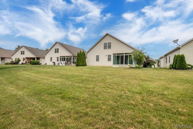 22 Forest Lake Drive, Wheatfield, NY 14120