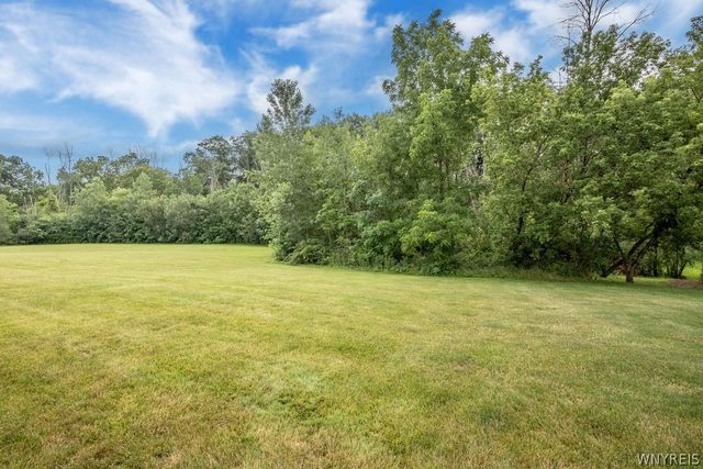 22 Forest Lake Drive, Wheatfield, NY 14120