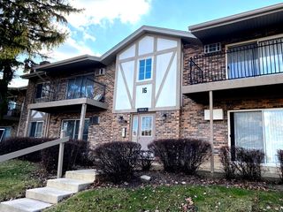 9S220 Lake Drive 16-104, Willowbrook, IL 60527