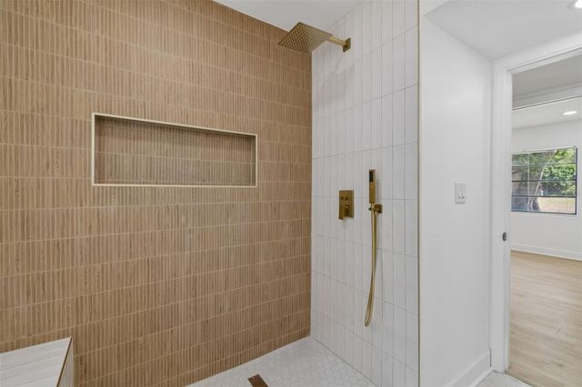 1702 W JOHNSTON AVENUE, Tampa, FL 33603