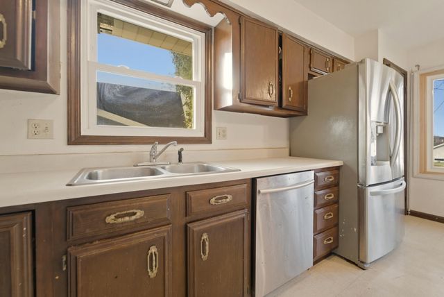 3771 Kingsway Drive, Crown Point, IN 46307