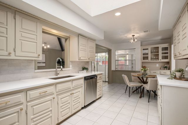 1422 Lincoln Drive, Carrollton, TX 75006