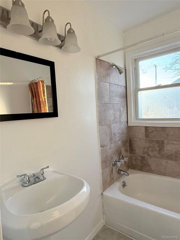 7027 Chalmers Avenue, Warren, MI 48091