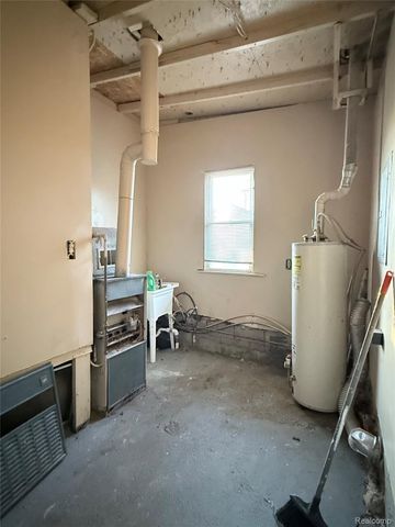 7027 Chalmers Avenue, Warren, MI 48091