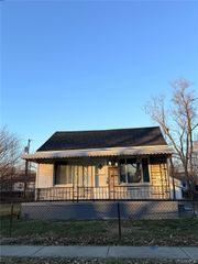 7027 Chalmers Avenue, Warren, MI 48091