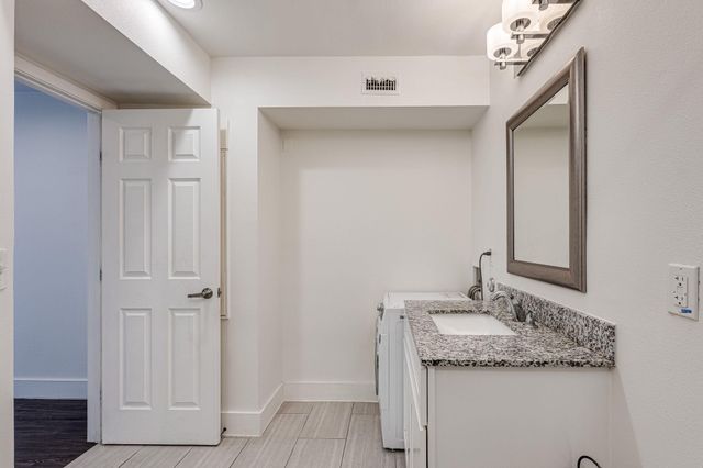 935 La Posada DR 156, Austin, TX 78752