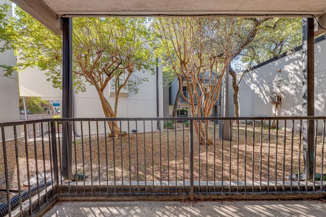 935 La Posada DR 156, Austin, TX 78752
