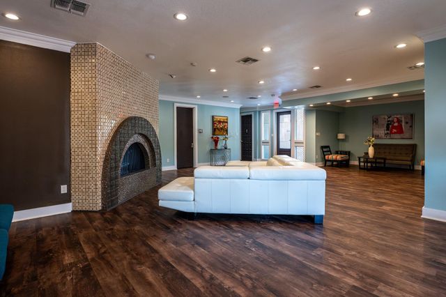 935 La Posada DR 156, Austin, TX 78752