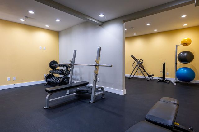 935 La Posada DR 156, Austin, TX 78752