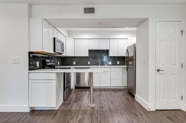 935 La Posada DR 156, Austin, TX 78752