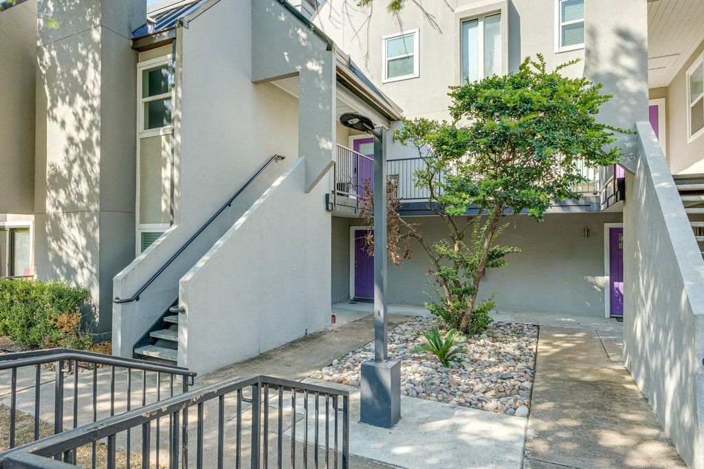 935 La Posada DR 156, Austin, TX 78752