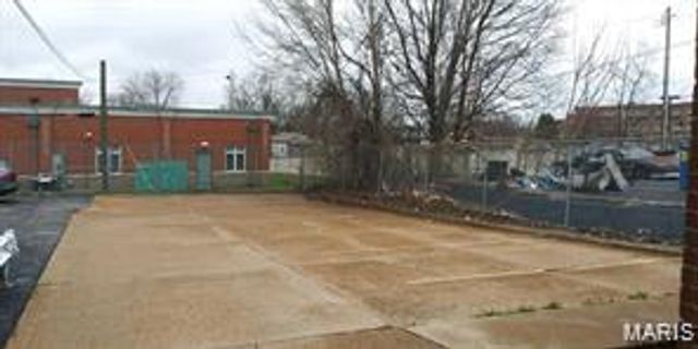 8206 Gravois Road, St Louis, MO 63123