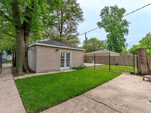 555 N Lawler Avenue G, Chicago, IL 60644