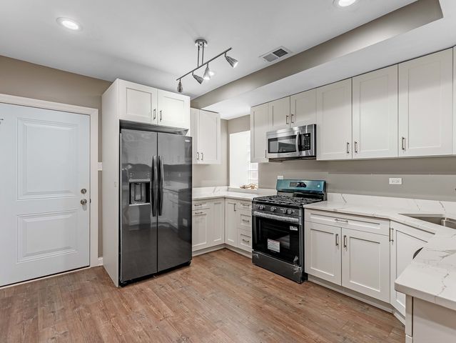 555 N Lawler Avenue G, Chicago, IL 60644