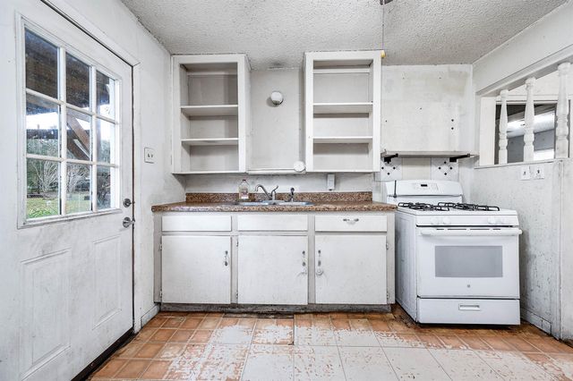 745 Kyle Street, Angleton, TX 77515