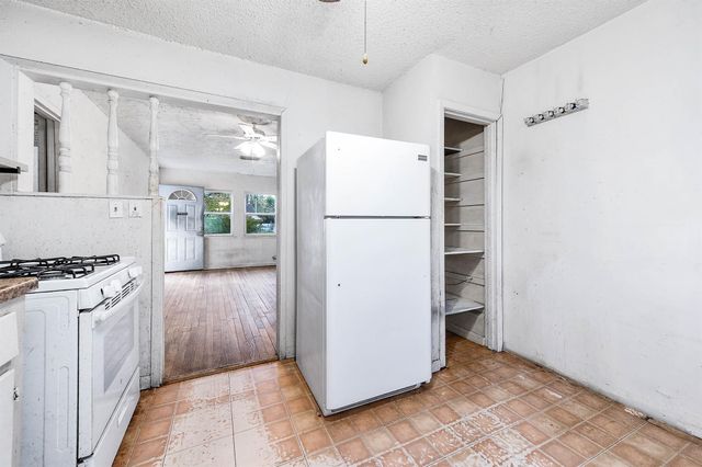 745 Kyle Street, Angleton, TX 77515