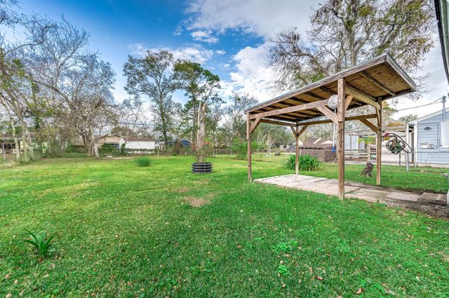 745 Kyle Street, Angleton, TX 77515