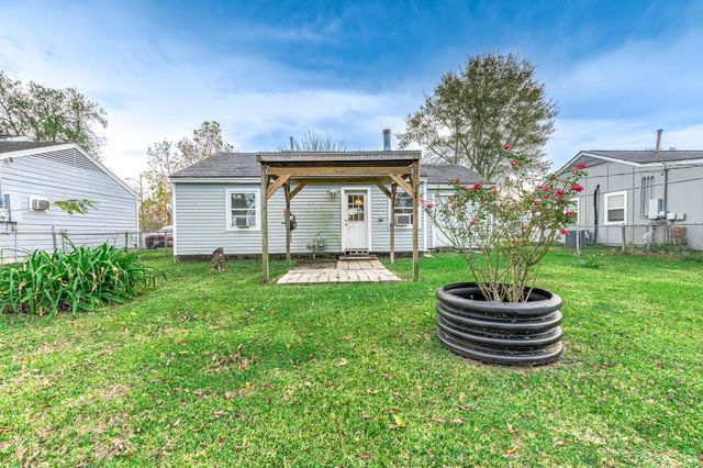 745 Kyle Street, Angleton, TX 77515