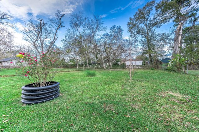 745 Kyle Street, Angleton, TX 77515