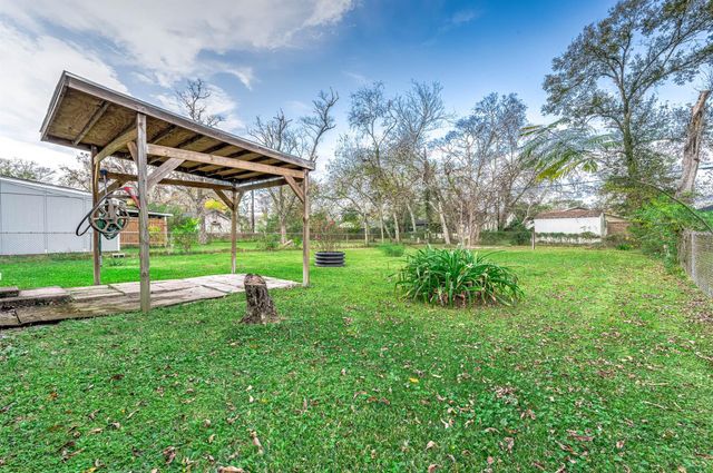 745 Kyle Street, Angleton, TX 77515