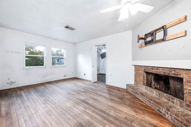 745 Kyle Street, Angleton, TX 77515