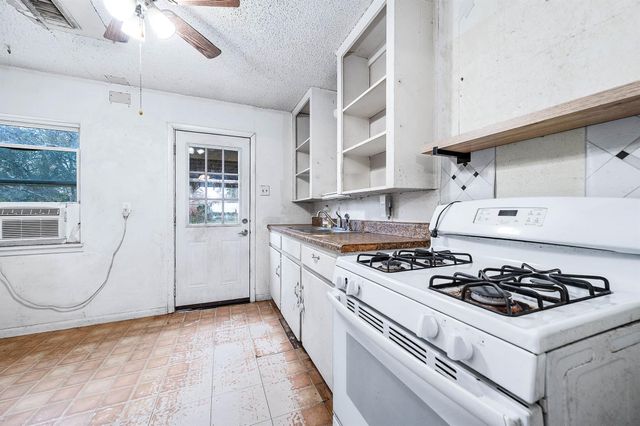 745 Kyle Street, Angleton, TX 77515