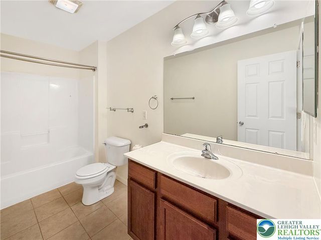 320 Blue Sage Drive, Upper Macungie Twp, PA 18104