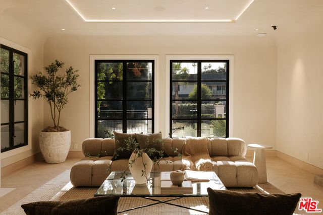 906 N Beverly Drive, Beverly Hills, CA 90210