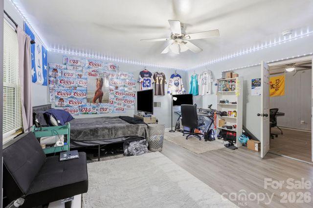 9201 Sandburg Avenue, Charlotte, NC 28213