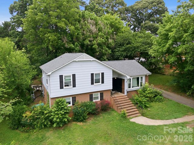 9201 Sandburg Avenue, Charlotte, NC 28213