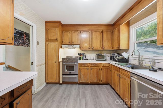 9201 Sandburg Avenue, Charlotte, NC 28213