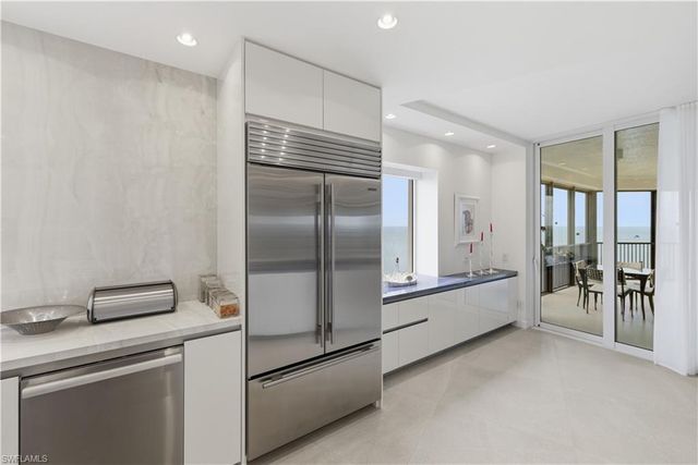 8665 Bay Colony DR 2001, Naples, FL 34108