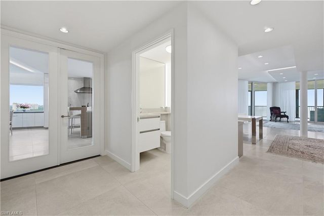 8665 Bay Colony DR 2001, Naples, FL 34108