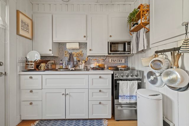 5 Beach St, Mattapoisett, MA 02739