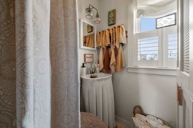 5 Beach St, Mattapoisett, MA 02739