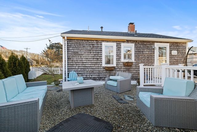 5 Beach St, Mattapoisett, MA 02739