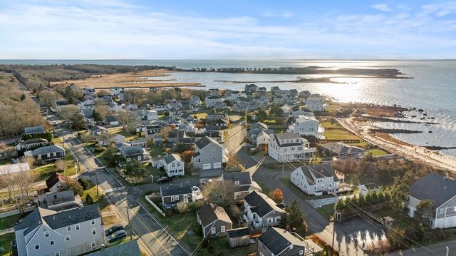 5 Beach St, Mattapoisett, MA 02739