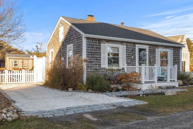 5 Beach St, Mattapoisett, MA 02739